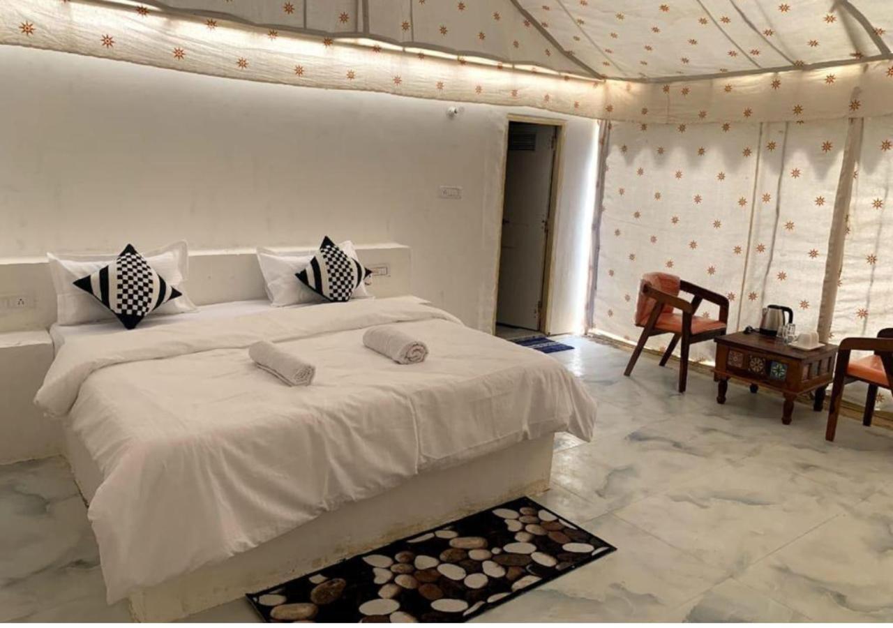 Saffron Heritage Desert Camp Джайсалмер Стая снимка